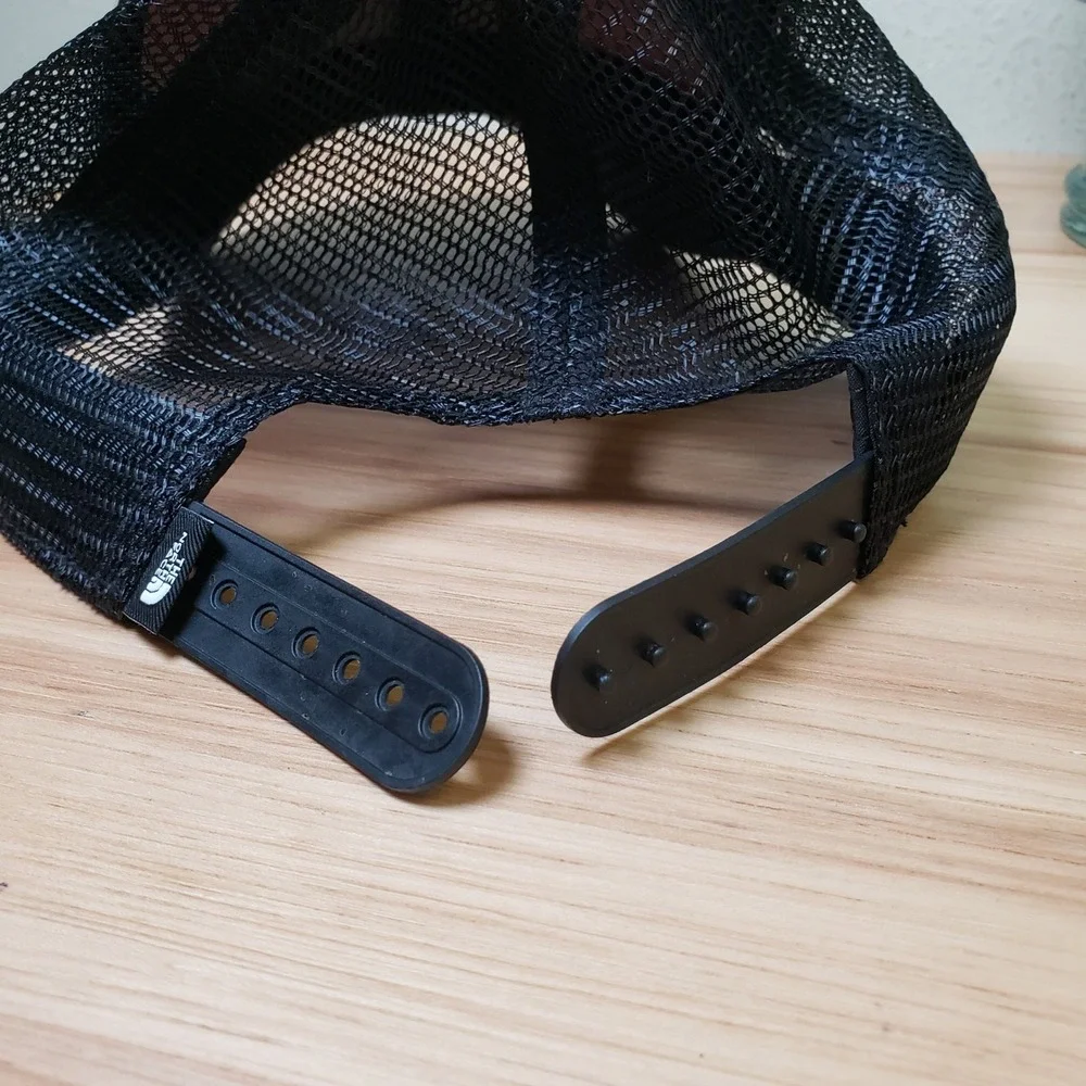 The North Face Mesh Back Snapback Hat Cap Black Red‎ Gorpcore Outdoorsman Hiking